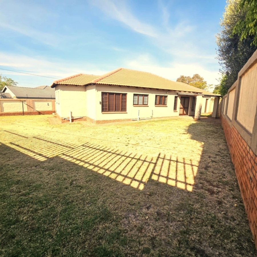 To Let 3 Bedroom Property for Rent in Safari Gardens North West